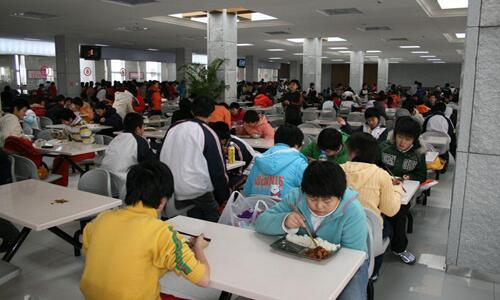 廣東三部門聯合發文嚴禁學校食堂分包轉包，每餐須有校方人員陪餐